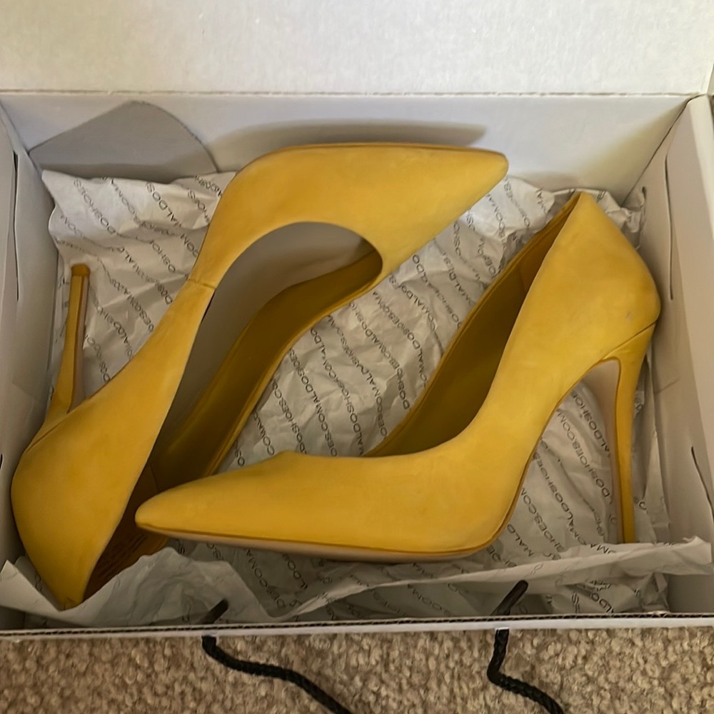 Size 7, slightly worn, yellow suede heels. Good condition